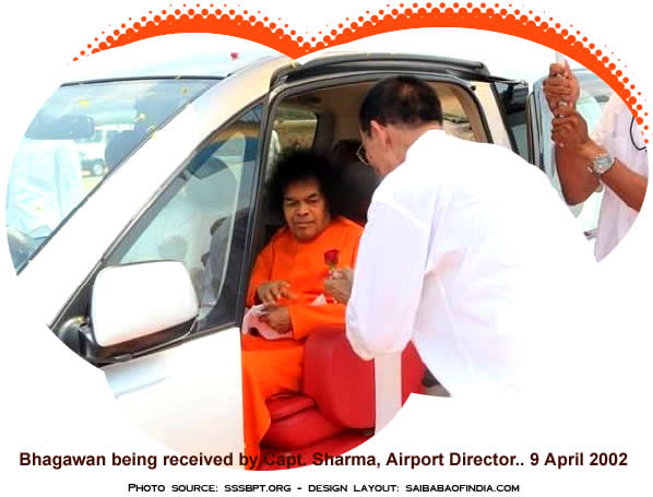 Bhagawan arrived at the Sri Sathya Sai Airport at 2:07, driving directly towards the flight.