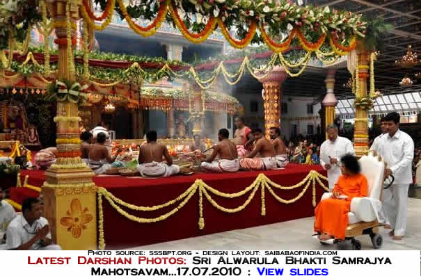 ola Mantram chanting for 10000 times had been going for the past two days, chanted by fifteen participating priests, and the next ritual was an offering to the idol of Sudarshan Alwar.