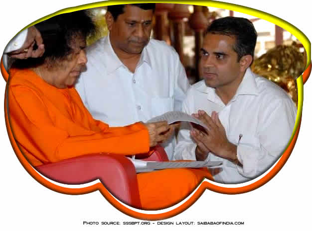 Bhagawan interacted with the singers of the Sai Sannidhi Music Troupe before coming onstage.