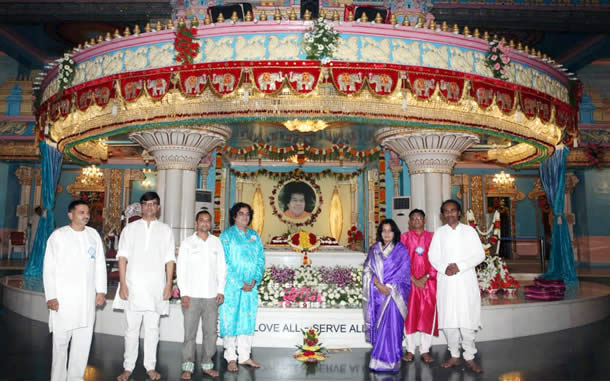 diwali-singers-mahasamdhi-sri-sathya-sai-baba