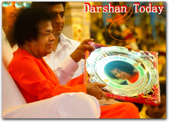 Bhagawan arrived for Darshan at 1800hrs.