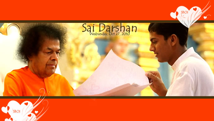 large-sri-sathya-sai-baba-darshan-in-prasanthi-nilayam-today-27102010.