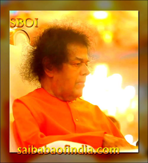 Fri, Jan 28, 2011: This evening, at 1840 hrs., Sai Kulwant turned fully lit and scenting His arrival the packed house went into a frenzy, realigning to order, welcoming The Lord. Bhagawan arrived in His car and took a detour driving outside from the main entrance.