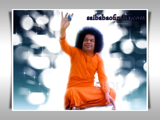 sri-sathya-sai-baba-showing-lingam-with-his-hand-in-the-air