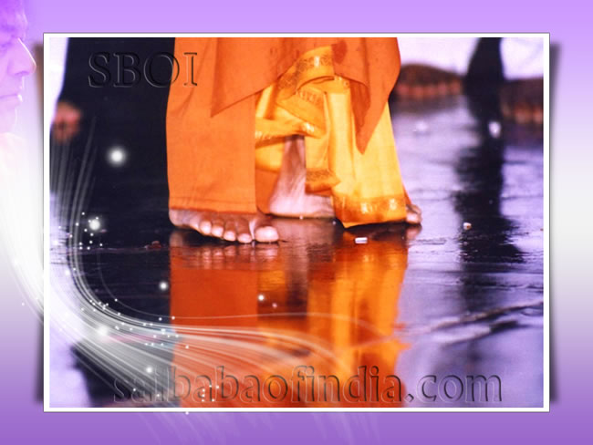 sri-sathya-sai-baba-wet-lotus-feet-in-rain