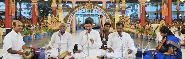 The Malladi Brothers who have given many scintillating concerts in the Divine Presence in the recent years sang many favourite numbers of Bhagawan.