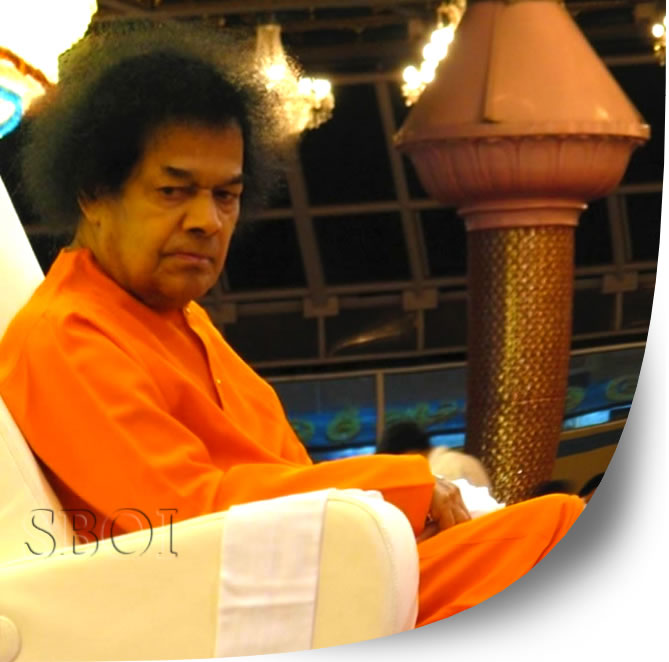 Bhagawan came into the auditorium at 1837 hrs. Even as He assumed the special dais, down the main stage, prasadam for distribution were taken to Him, both by ladies and gents separately.