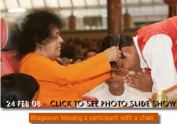 Sai Baba blessing a student (paticipant) with a gold chain - 24th Feb 2008 - Sai Kulwant Hall