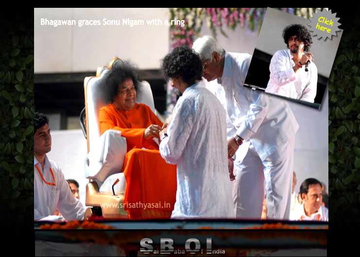 Sonu Nigam - Sathya Sai Baba giving ring - Mumbai is a city that is always on the move. But today, she had a spring in her step and a song in her heart. After all, her beloved Bhagawan Sri Sathya Sai Baba was paying her a Divine Visit—after NINE long years!