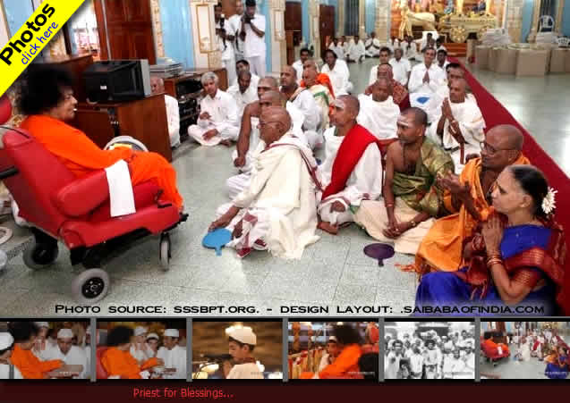 Bhagawan blessed the group of priests